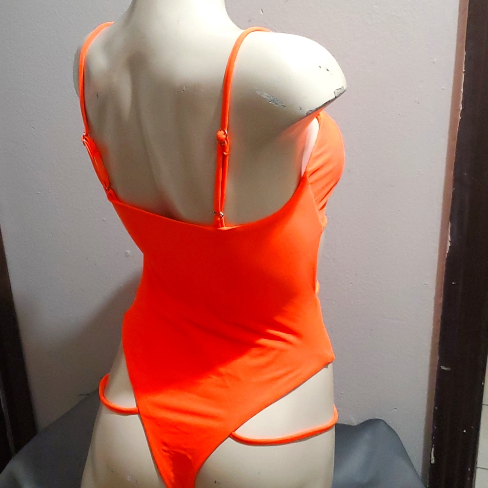 One piece - Picture 3 of 6